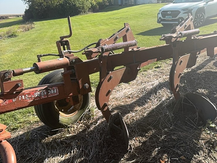 ￼wilrich-eight-bottom-auto-reset-plow,-been-parked-for-a-while,-good-working-unit-when-last-used.-image-5