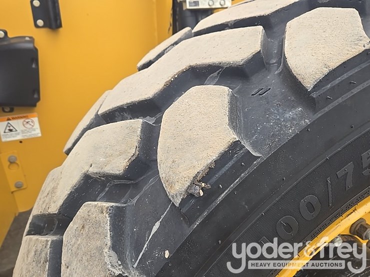 2018-caterpillar-tl1055d-image-10