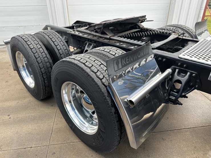 2022-kenworth-t680-image-18