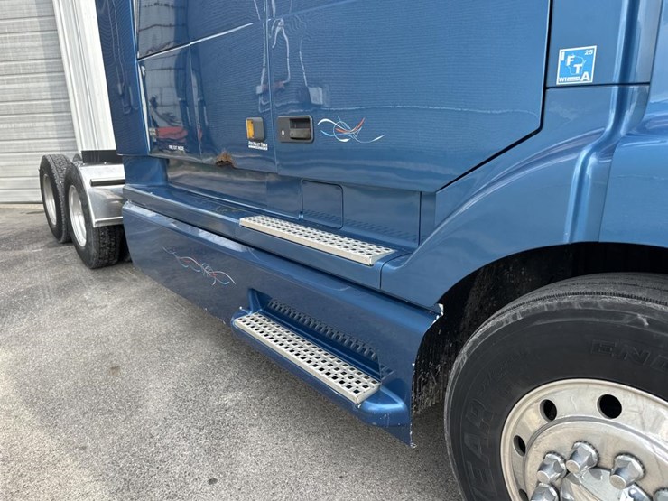 2001-volvo-10-image-21