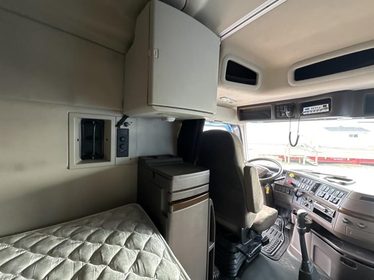 2018-volvo-10-image-54