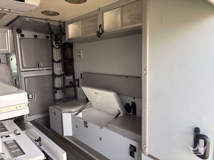 2003-freightliner-fl60-image-15