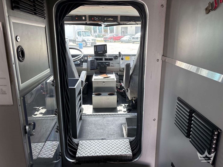 2003-freightliner-fl60-image-19