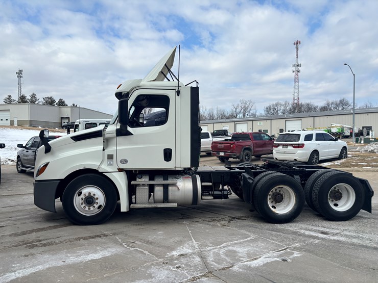 2018-freightliner-cascadia-126-image-2