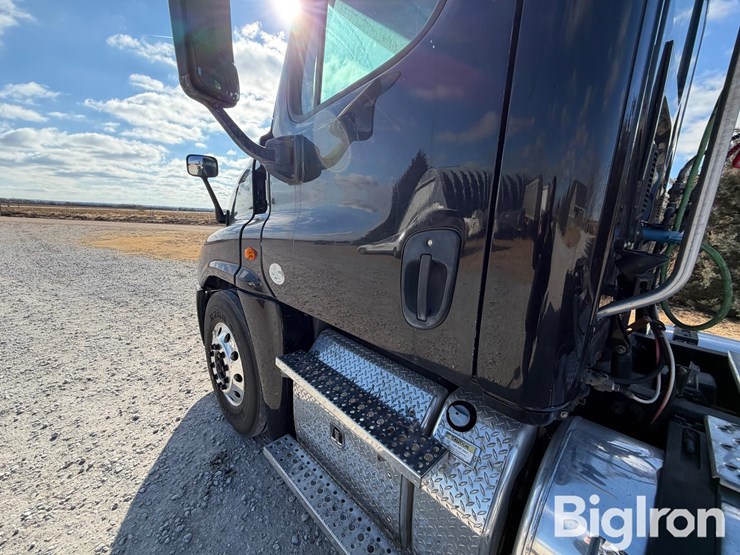 2015-freightliner-cascadia-125-image-9