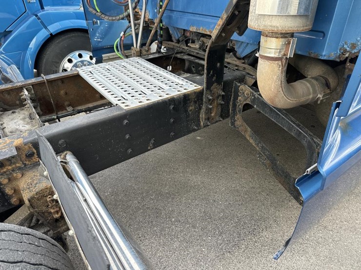 2003-volvo-10-image-19