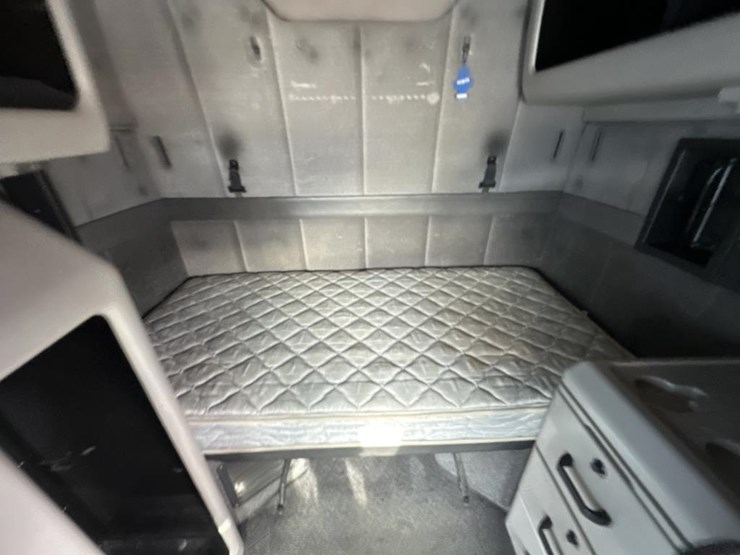 2003-volvo-10-image-50