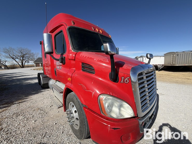 2013-freightliner-cascadia-113-image-13