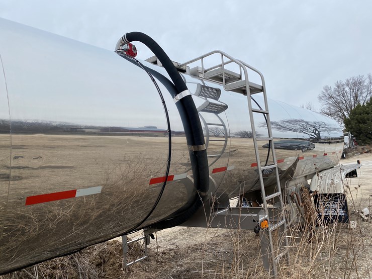 #540-•-2003-st+e-fab-insulated-6,200-gallon-tanker-trailer-(wi-title-in-delay)-(watertown,-wi)-image-23