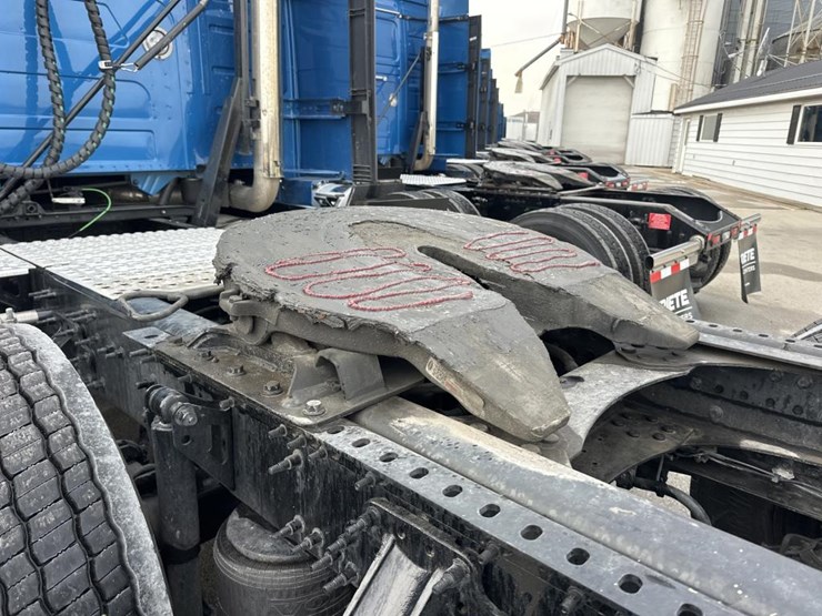 #2224-•-2025-volvo-vnl-sleeper-cab-semi-truck-tractor-image-25