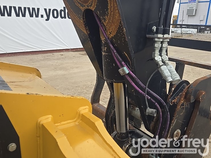 2018-caterpillar-tl1055d-image-30