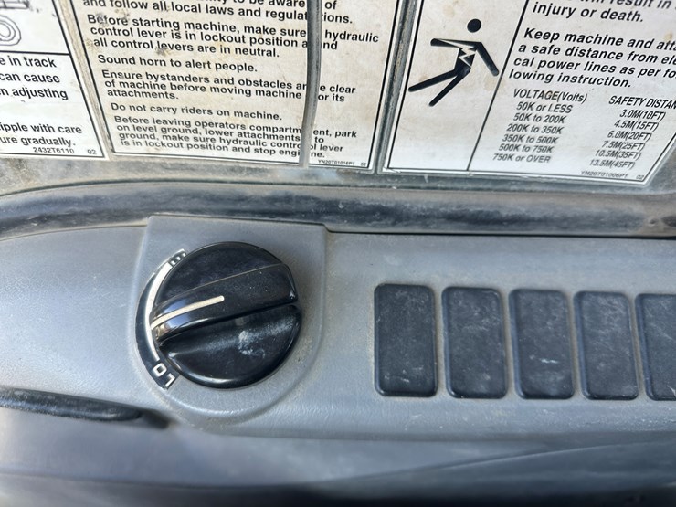 new-holland-eh215-image-48