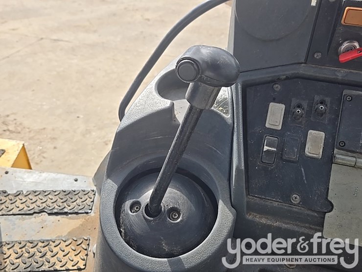 2010-deere-310sj-image-86