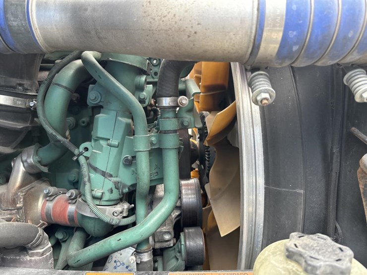 2019-volvo-10-image-32