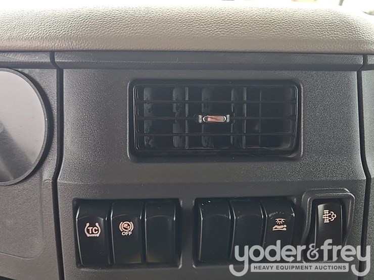 2019-peterbilt-579-image-86