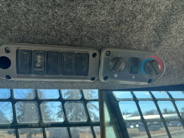 2007-bobcat-t300-image-29