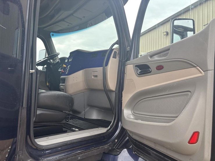 2019-peterbilt-579-image-23