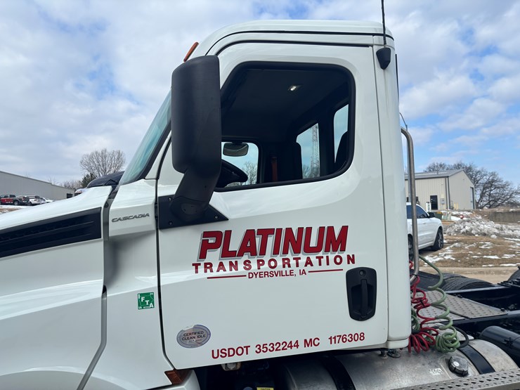 2018-freightliner-cascadia-126-image-9