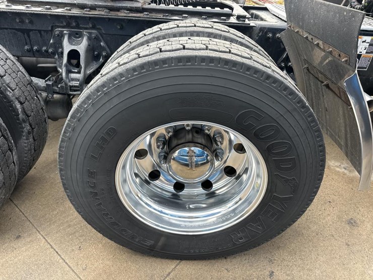 2022-kenworth-t680-image-60