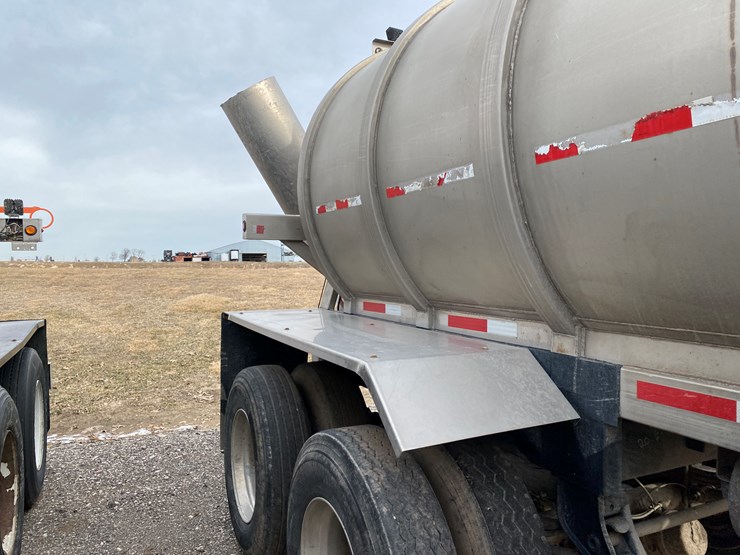 #504-•-2012-northern-8,500-gallon-semi-manure-tanker-(has-wi-title)-(waupun,-wi)-image-8