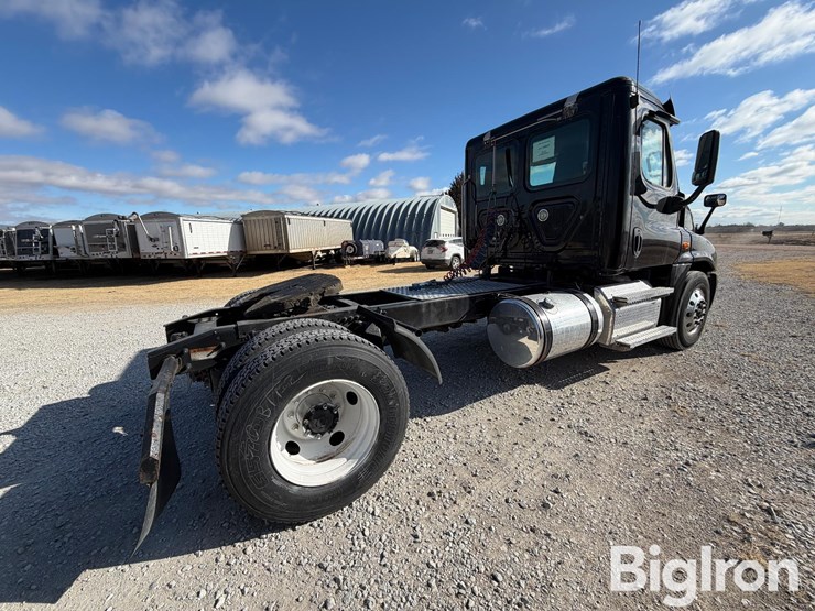 2015-freightliner-cascadia-125-image-5