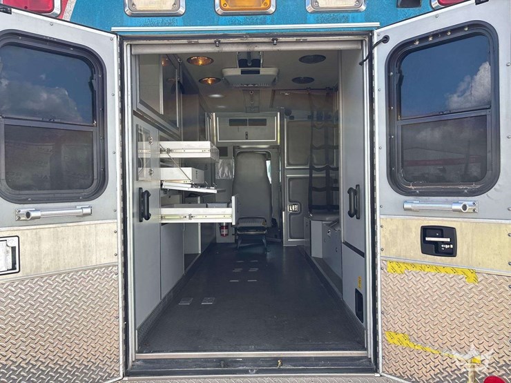 2003-freightliner-fl60-image-13