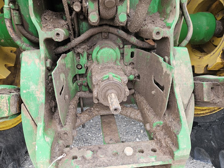 2011-john-deere-8235r-image-15