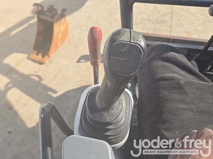 2020-deere-35g-image-74