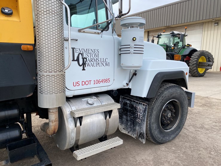 1999-mack-rd690s-image-55