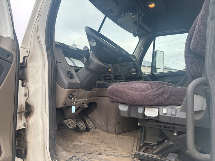 2016-freightliner-cascadia-113-image-28