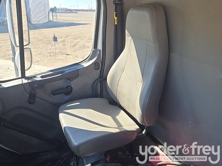 2017-freightliner-m2-106-image-59