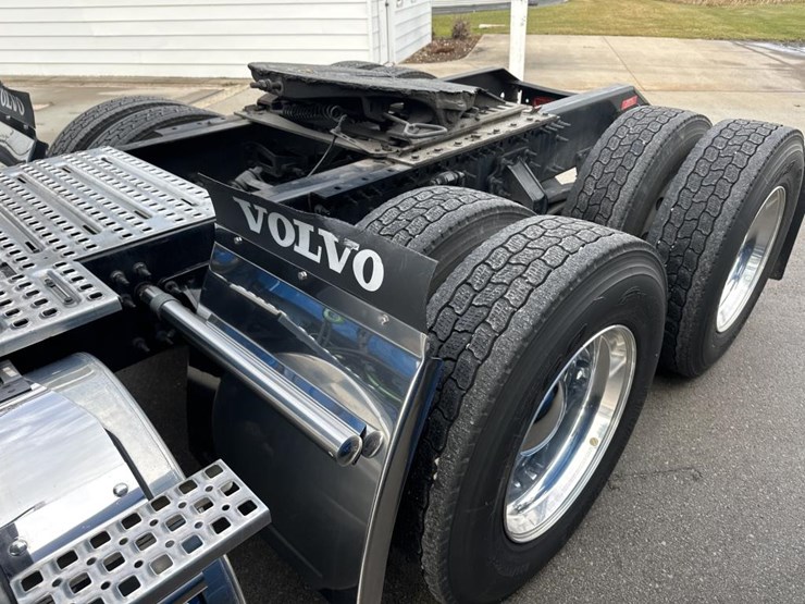 #2226-•-2024-volvo-vnl-sleeper-cab-semi-truck-tractor-image-14