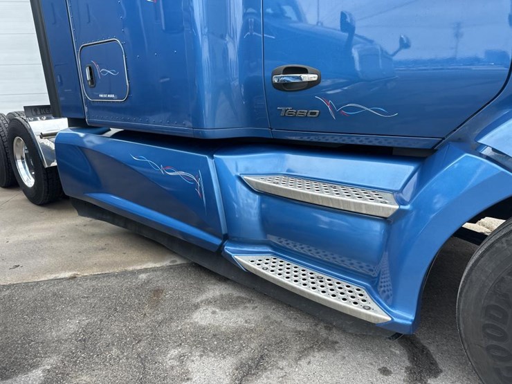 2022-kenworth-t680-image-22