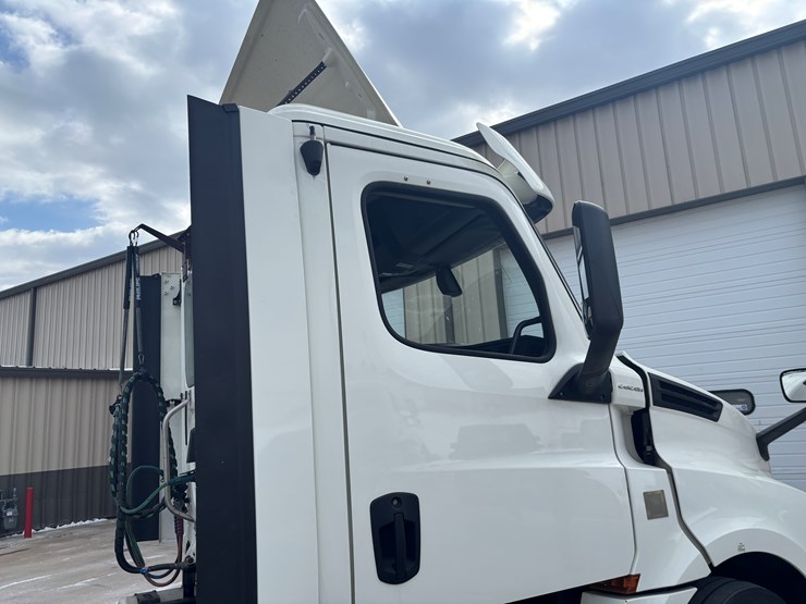 2018-freightliner-cascadia-126-image-17