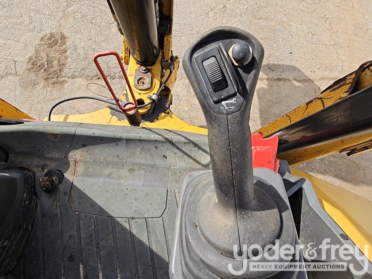 2016-caterpillar-420f2-it-image-33