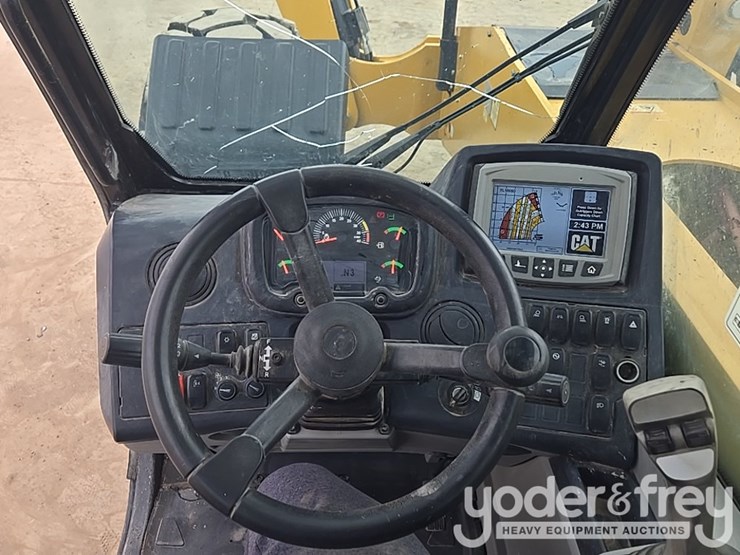 2018-caterpillar-tl1055d-image-65