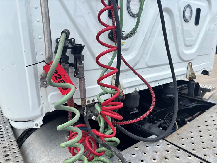 2018-freightliner-cascadia-126-image-48