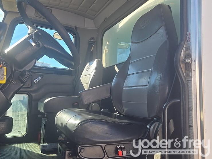 2009-peterbilt-335-image-59