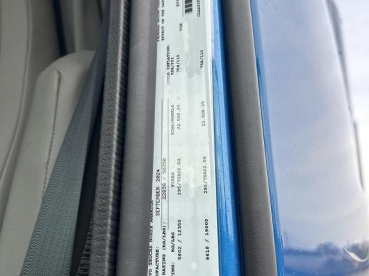 #2224-•-2025-volvo-vnl-sleeper-cab-semi-truck-tractor-image-68