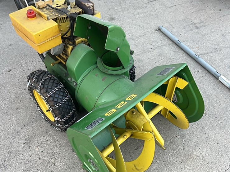 john-deere-model-826-snowblower,-nice-shape,-low-time,-stored-inside,-electric-start-image-3