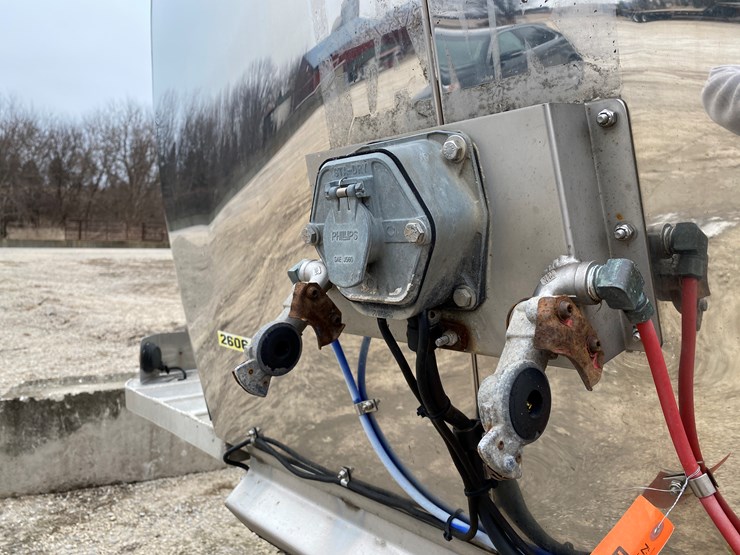 #540-•-2003-st+e-fab-insulated-6,200-gallon-tanker-trailer-(wi-title-in-delay)-(watertown,-wi)-image-36