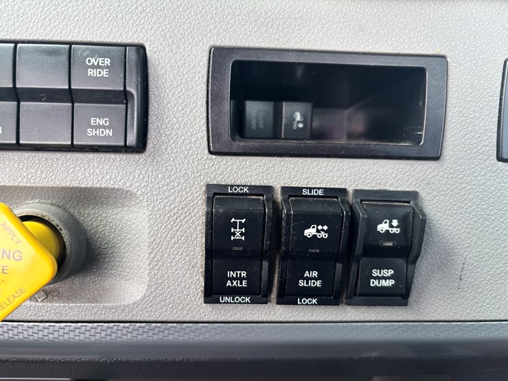 2018-freightliner-cascadia-126-image-43