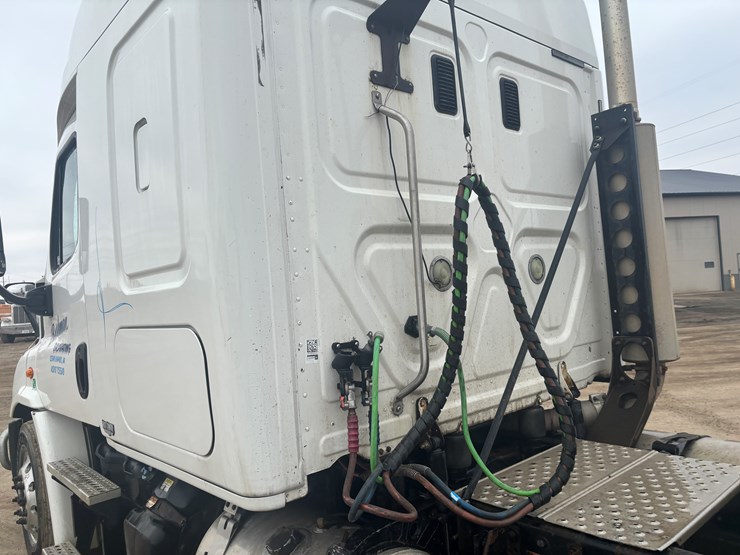 2016-freightliner-cascadia-113-image-11