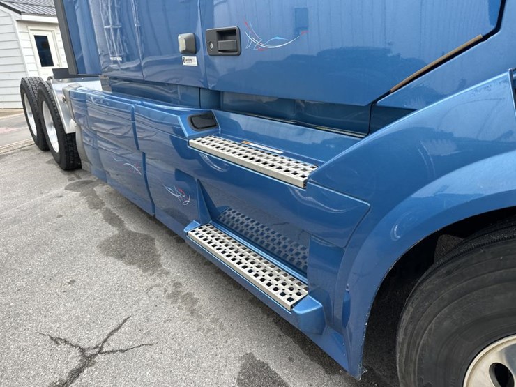 #2231-•-2016-volvo-vnl-sleeper-cab-semi-image-21