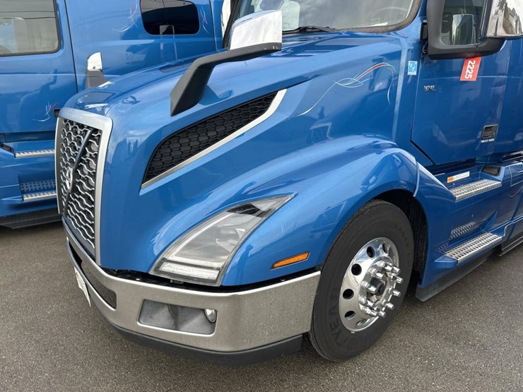 #2225-•-2024-volvo-vnl-sleeper-cab-semi-truck-tractor-image-9