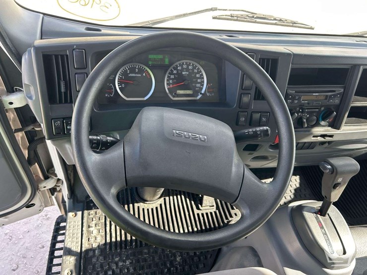 2016-isuzu-npr-image-12