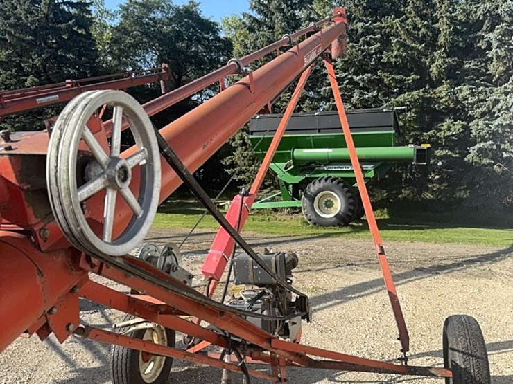 sakundiak-7–33-grain-auger-with-gas-engine-with-electric-start,-equipped-with-wheat-heart-drag-auger-image-16