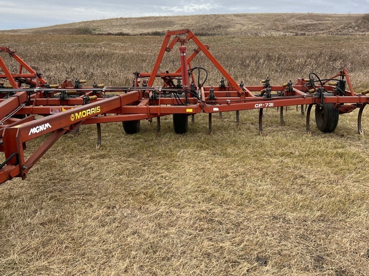 lot-49.-1981-33’-morris-magnum-model-cp-731-chisel-plow-w/3-bar-harrows,-well-maintained-unit,-super-clean-and-straight,-check-photos-image-47