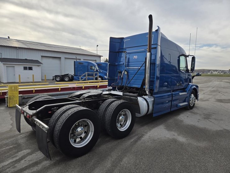 2012-volvo-10-image-5