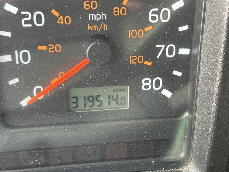 2003-volvo-10-image-47